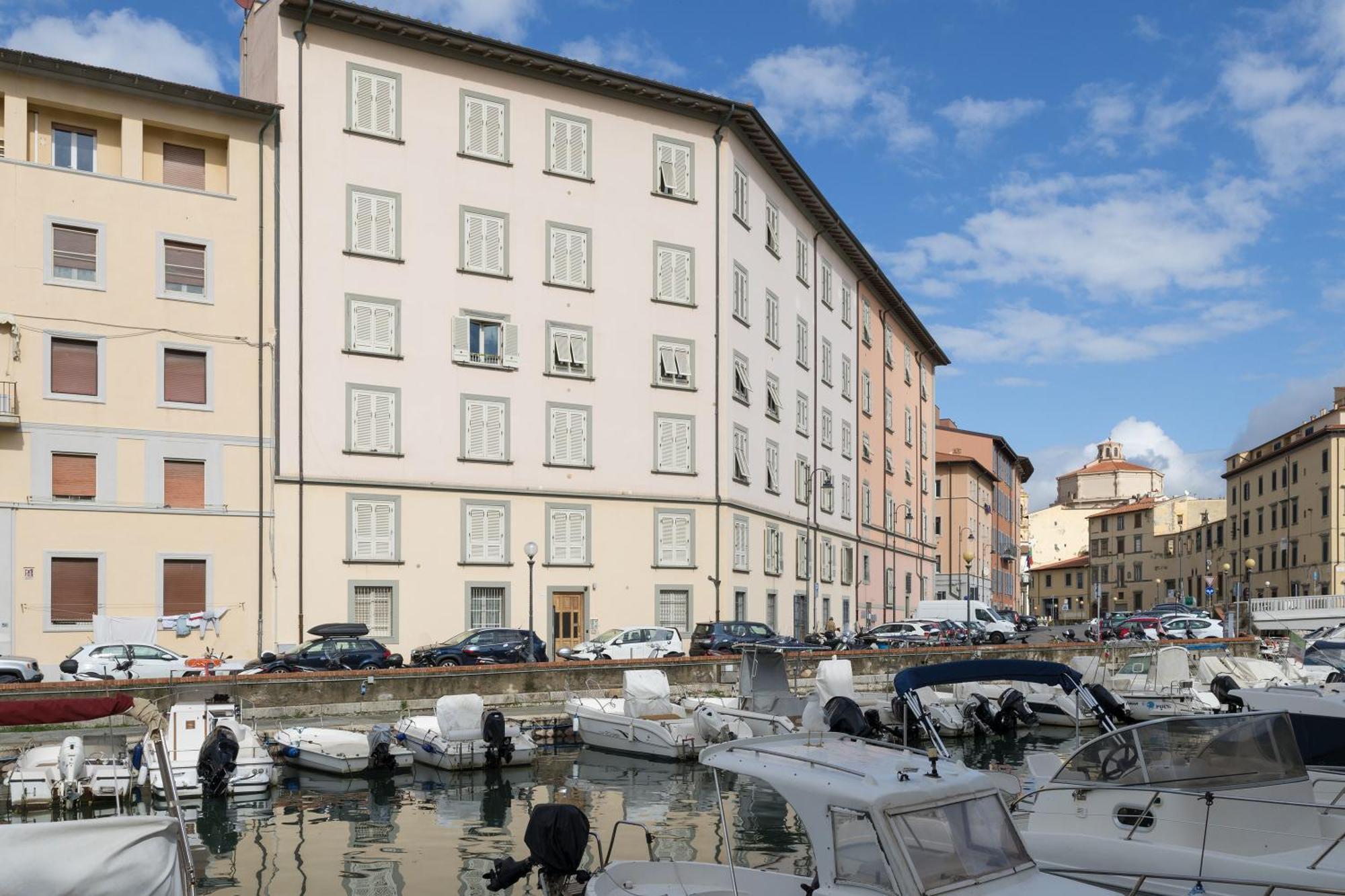 Near The Port-Elegante Appartamento Con Vista Sui Canali Livorno Exterior photo